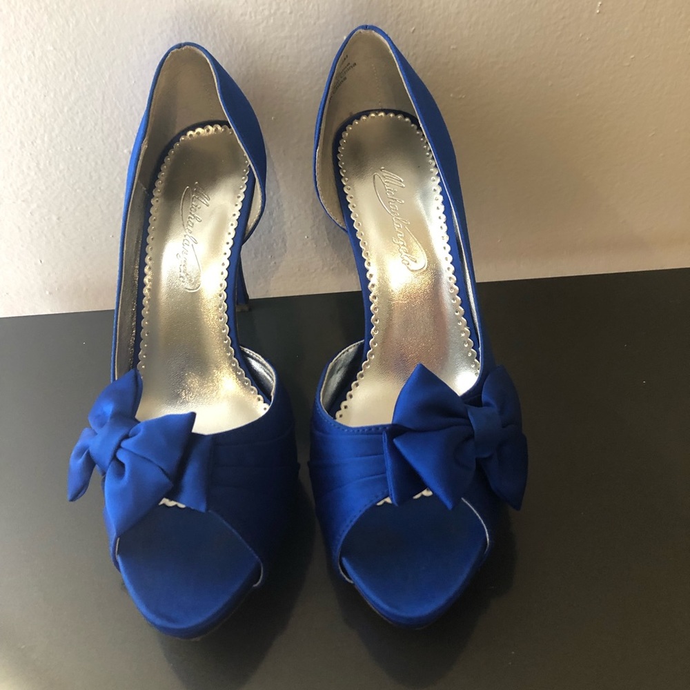 Blue satin heels with peep toe and bow detail
